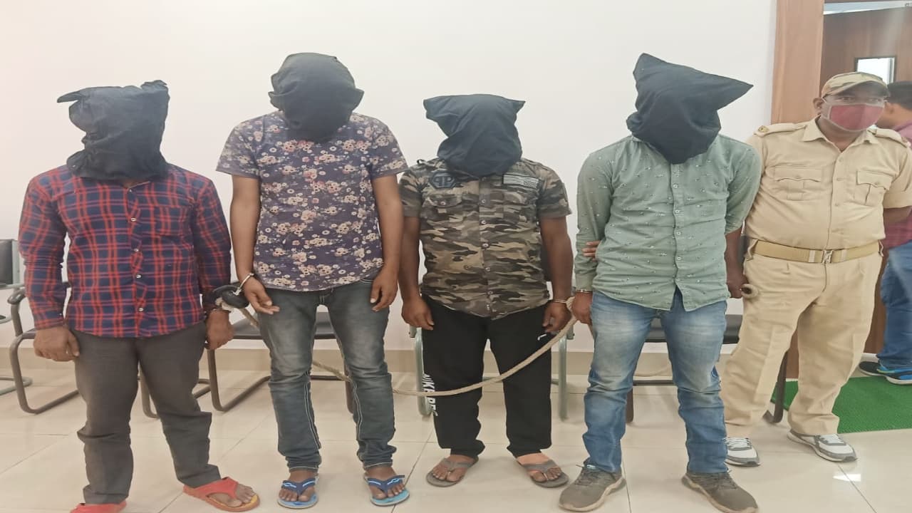 पेंट दुकान में लूटपाट करने वाले तीन लुटेरे समेत चार गिरफ्तार, छापेमारी के समय आरोपित रच रहे थे अपराध की साजिश