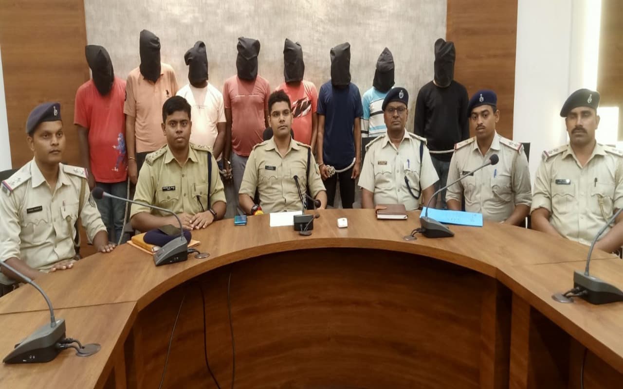 Jharkhand Crime News: नशा खुरानी गिरोह के 8 आरोपियों को रामगढ़ पुलिस ने किया गिरफ्तार, पढ़ें पूरी खबर