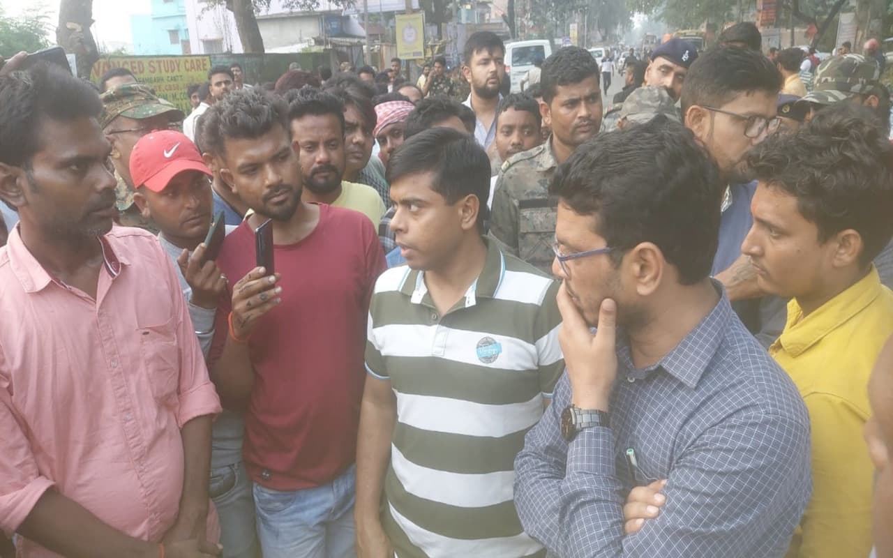 रामगढ़ कॉलेज के पास सड़क दुर्घटना में एक महिला की मौत, आक्रोशितों ने रामगढ़-रांची मार्ग घंटों किया जाम