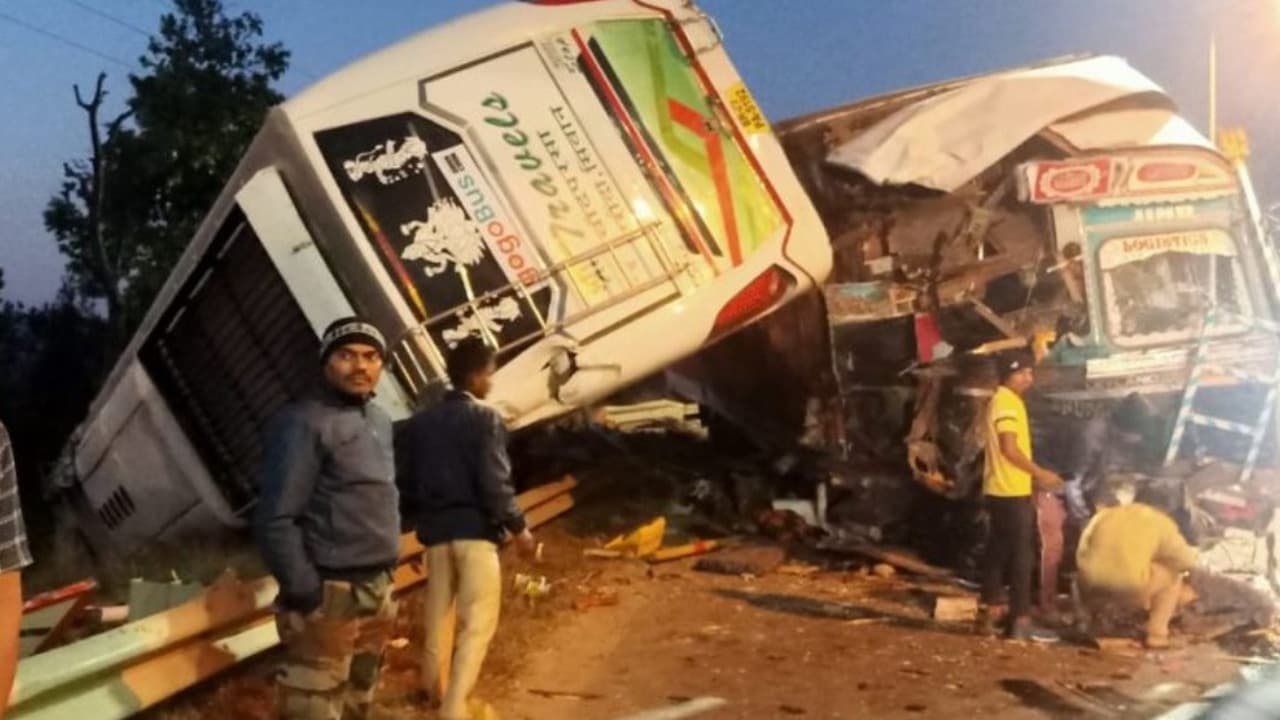 सिवान से रांची जा रही बस को रामगढ़ के चुटूपालु घाटी में कंटेनर ने मारी टक्कर, दर्जनों यात्री घायल