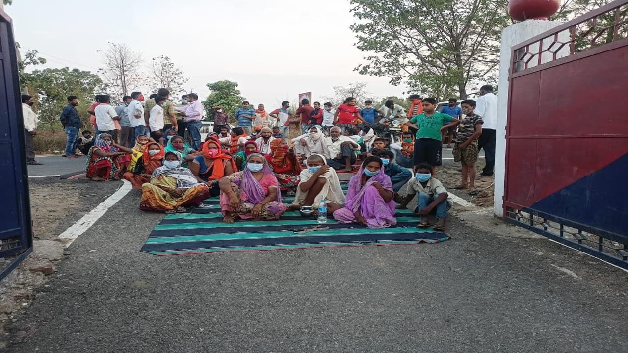 दशरथ साव हत्याकांड मामले में झामुमो नेता को हिरासत में लेकर पिटाई करने का आरोप, आक्रोशित ग्रामीणों ने गढ़वा के रमकंडा थाना का किया घेराव