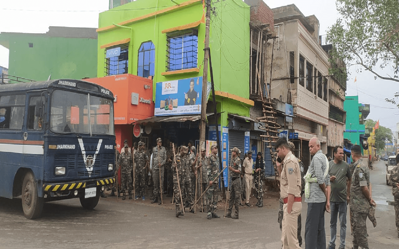 पूर्वी सिंहभूम के हल्दीपोखर में झंडा जुलूस विवाद के बाद पूरी तरह बंद रहा बाजार, सीओ को ठहराया गया जिम्मेदार