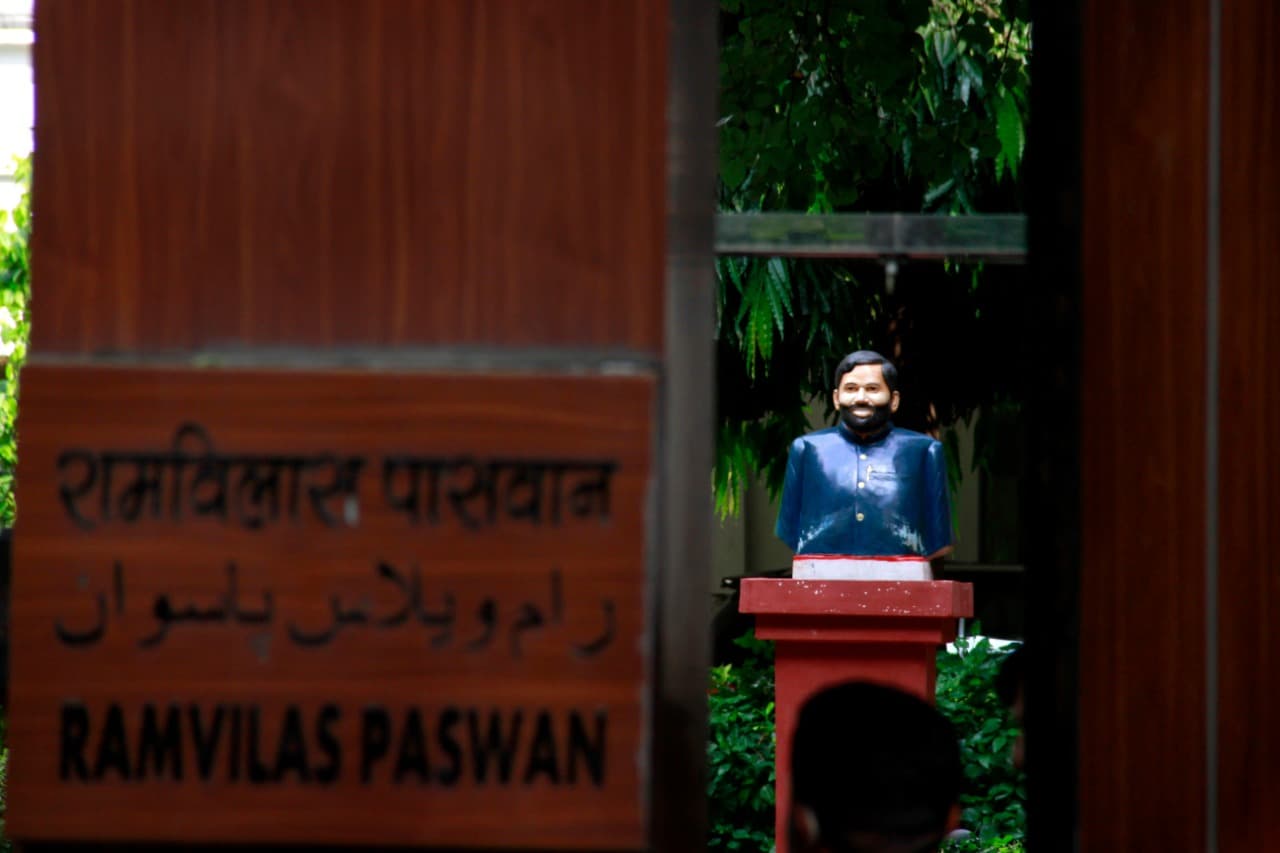 बंगला खाली करने का मिला नोटिस, तो चिराग पासवान ने 12 जनपथ में लगवाई रामविलास पासवान की मूर्ति