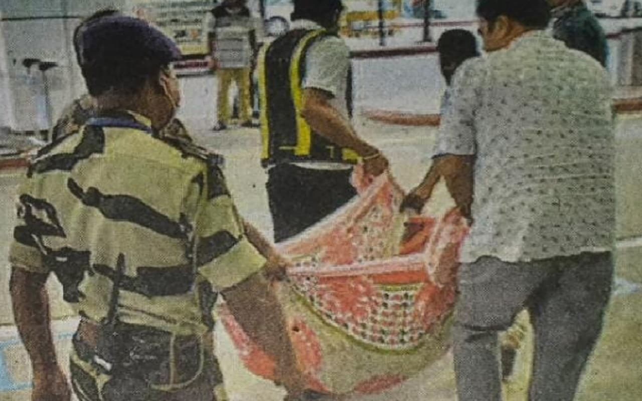 Ranchi Airport : दिल्ली से रांची पहुंची बीमार महिला मरीज को चादर में टांगा, एंबुलेंस तक पहुंचाया !