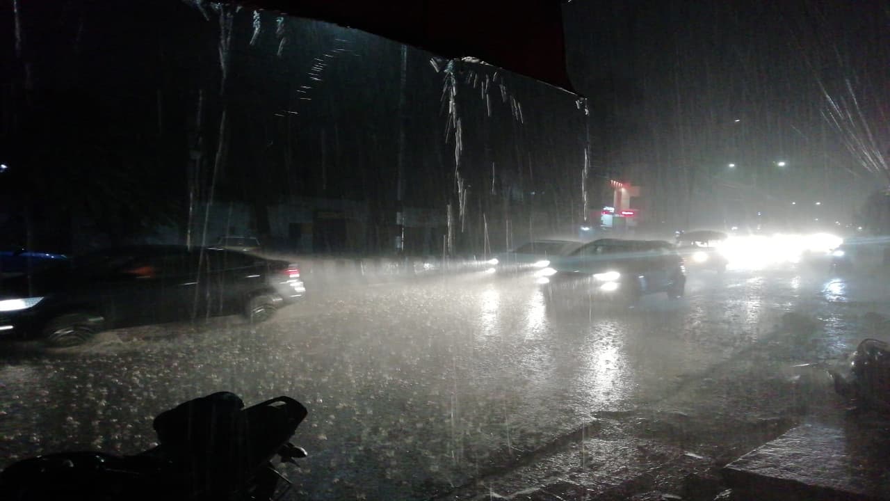 Video Bihar Weather Update: झमाझम बारिश से पटना के लोगों को मिली राहत, उमस से मिली राहत