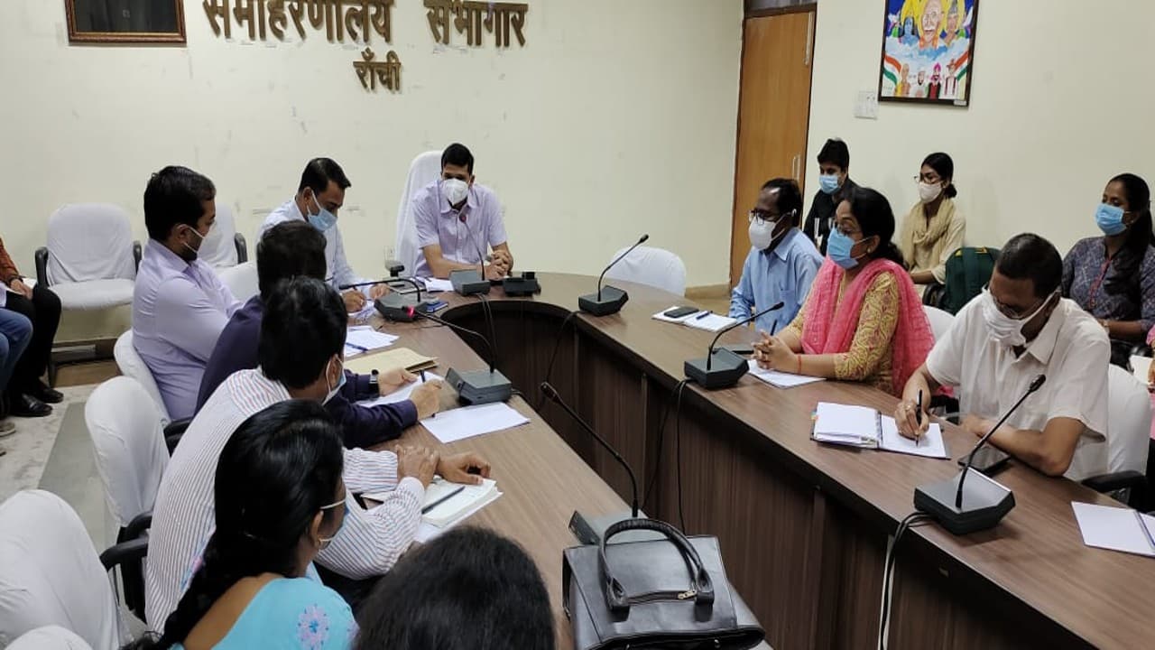 Jharkhand: सभी स्कूलों में लगाये जाएंगे कोरोना वैक्सीनेशन कैंप, रांची डीसी ने दिये सख्त निर्देश Jharkhand: सभी स्कूलों में लगाये जाएंगे कोरोना वैक्सीनेशन कैंप, रांची डीसी ने दिये सख्त निर्देश