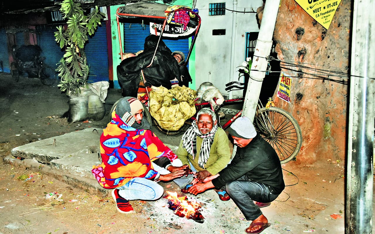 Jharkhand Weather Update News: ठंड से अभी नहीं मिलेगी निजात, रांची के मैक्लुस्कीगांज में जमी ओस की बूंदें