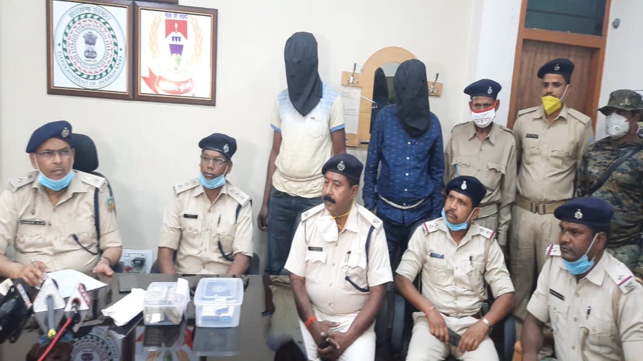 Jharkhand Crime News : लेवी वसूलने आये 2 PLFI नक्सली गिरफ्तार, 3 लाख रुपया भी हुआ बरामद