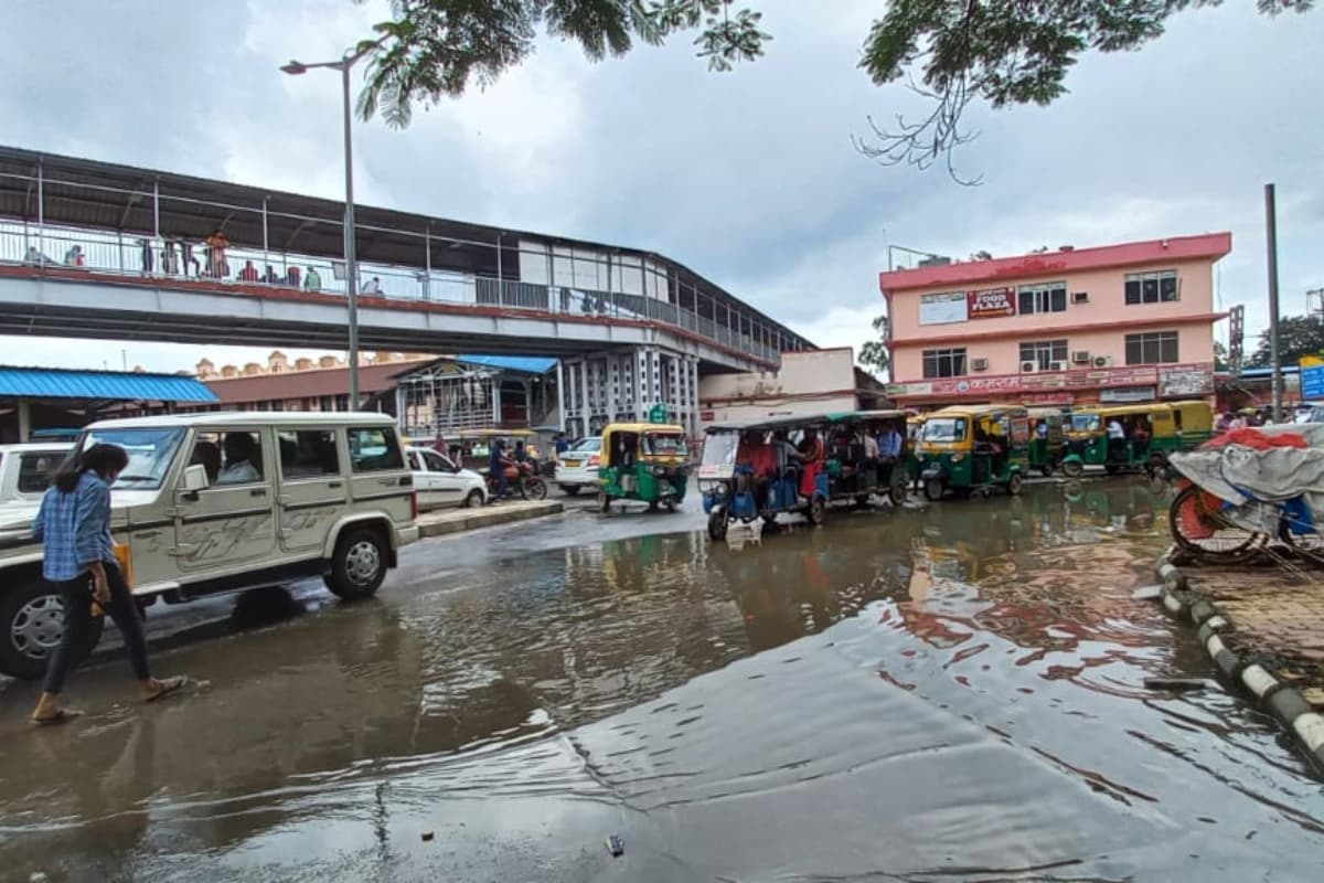 PHOTOS: हल्की बारिश से ही रांची स्टेशन के बाहर सड़कों पर आया नाली का पानी, यात्रियों को हो रही काफी परेशानी