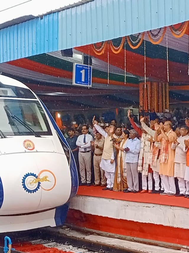 झारखंड को वंदे भारत एक्सप्रेस की सौगात, रांची से पटना के बीच ढोल-नगाड़े के साथ भव्य स्वागत