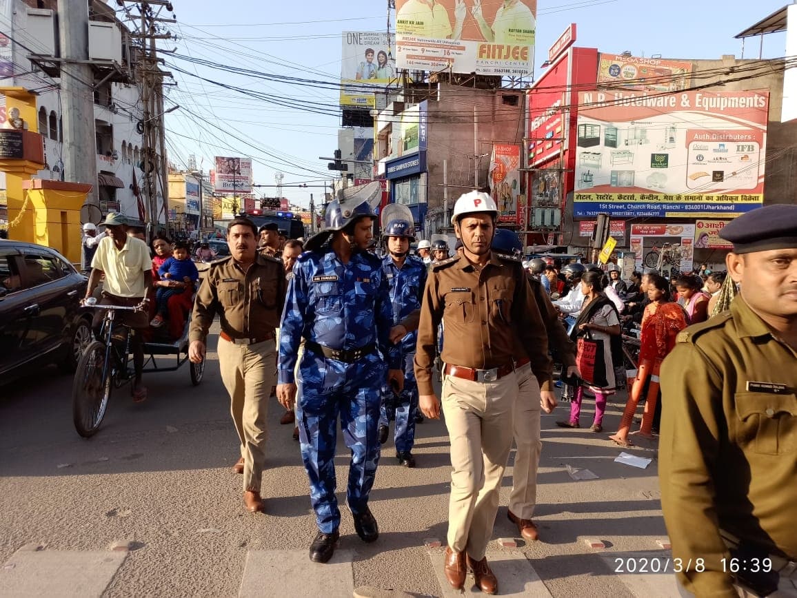 हिंदपीढ़ी में सीआरपीएफ ने किया फ्लैग मार्च, इलाकों में पुलिस रही मुस्तैद, घरों में रहे लोग