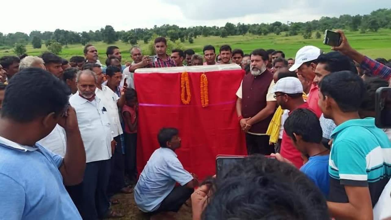 CM हेमंत से देवघर के पालोजोरी ग्रामीण जलापूर्ति योजना का कराना था शिलान्यास, सारठ विधायक ने लगा दिया शिलापट्ट CM हेमंत से देवघर के पालोजोरी ग्रामीण जलापूर्ति योजना का कराना था शिलान्यास, सारठ विधायक ने लगा दिया शिलापट्ट
