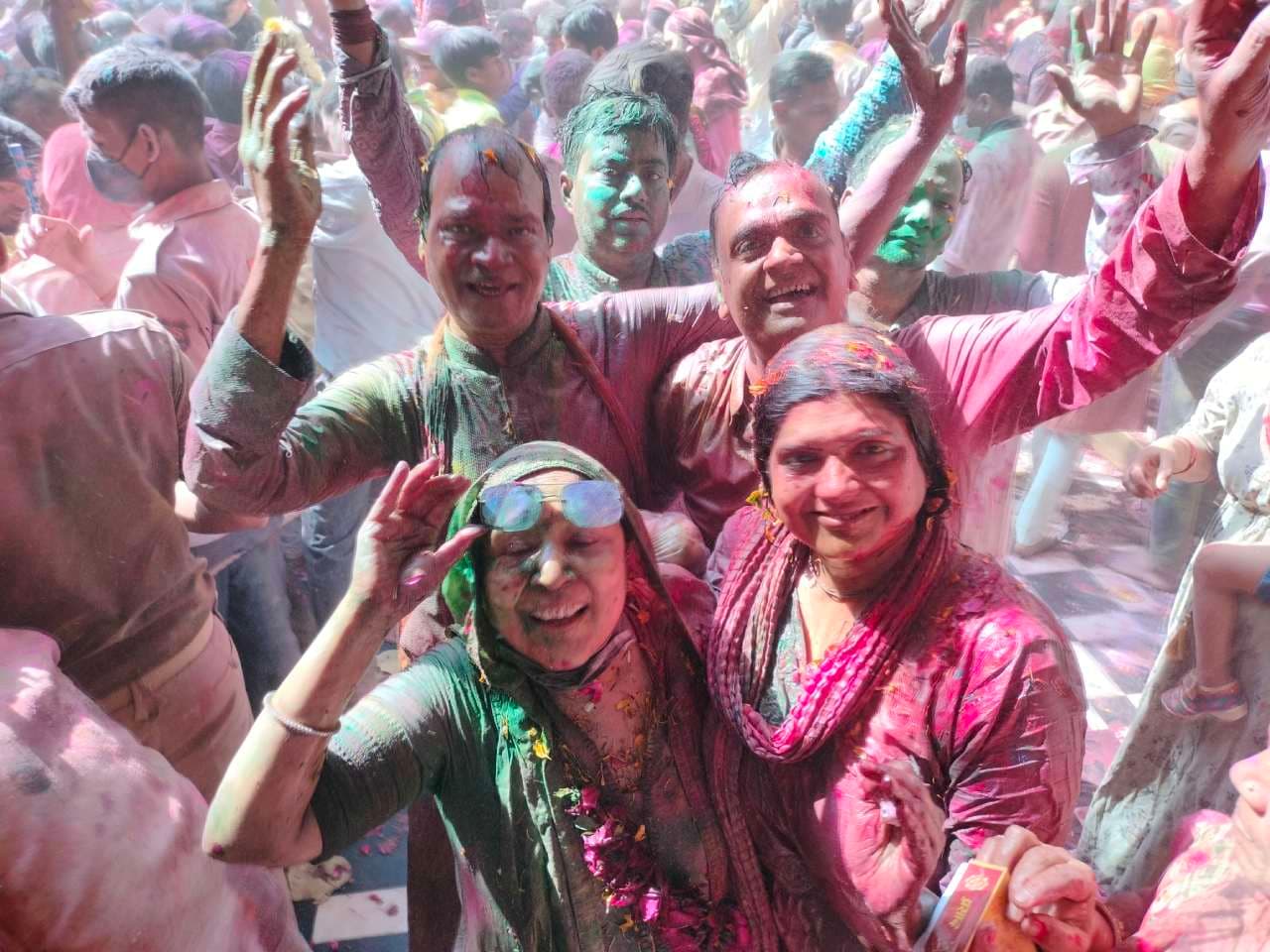 Rangbhari Ekadashi 2023 के दिन ठाकुर बांके बिहारी मंदिर में भक्तों पर उड़ता अबीर और गुलाल