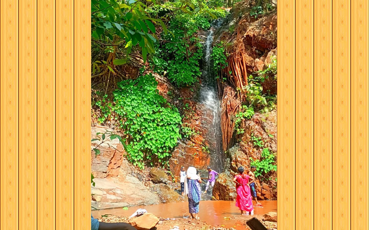 झारखंड : गर्मी से लोगों को राहत दे रहा चिरिया का रानी डूबा झरना, ठंडा पानी पर्यटकों को लुभा रहा अपनी ओर