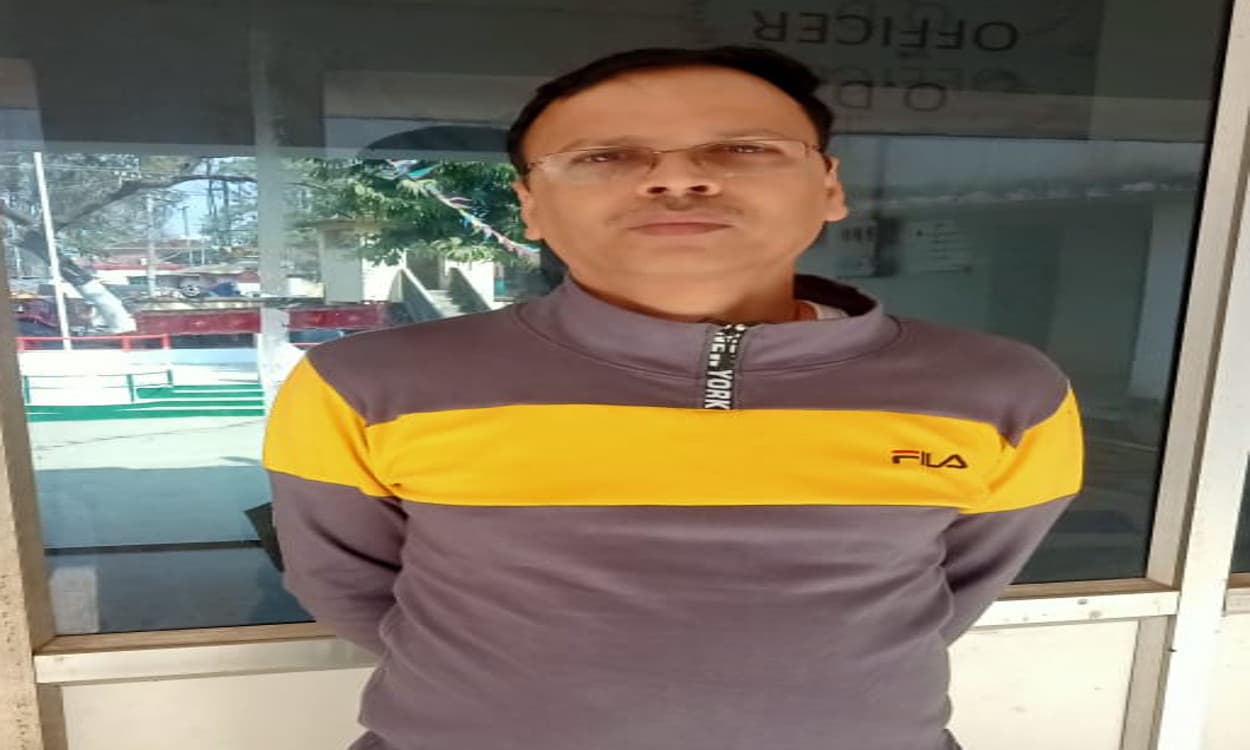 फर्जी IAS अधिकारी बन कर बेगूसराय के रंजीत ने देवघर DC को धमकाया, जानें इसके कारनामे फर्जी IAS अधिकारी बन कर बेगूसराय के रंजीत ने देवघर DC को धमकाया, जानें इसके कारनामे