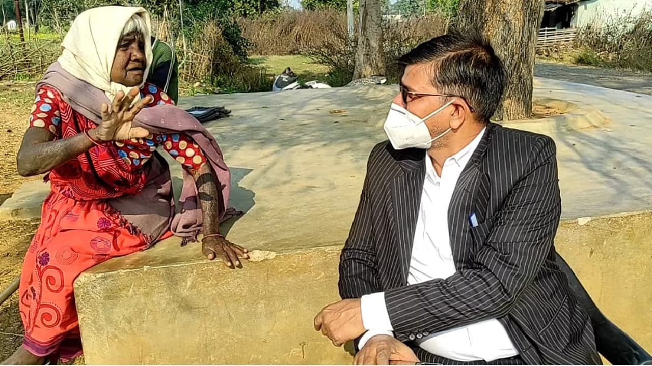 Jharkhand news: दिव्यांग बुुजुर्ग महिला ने गढ़वा के रंका SDO को सुनायी फरियाद, पेंशन दिलाने की मांग की