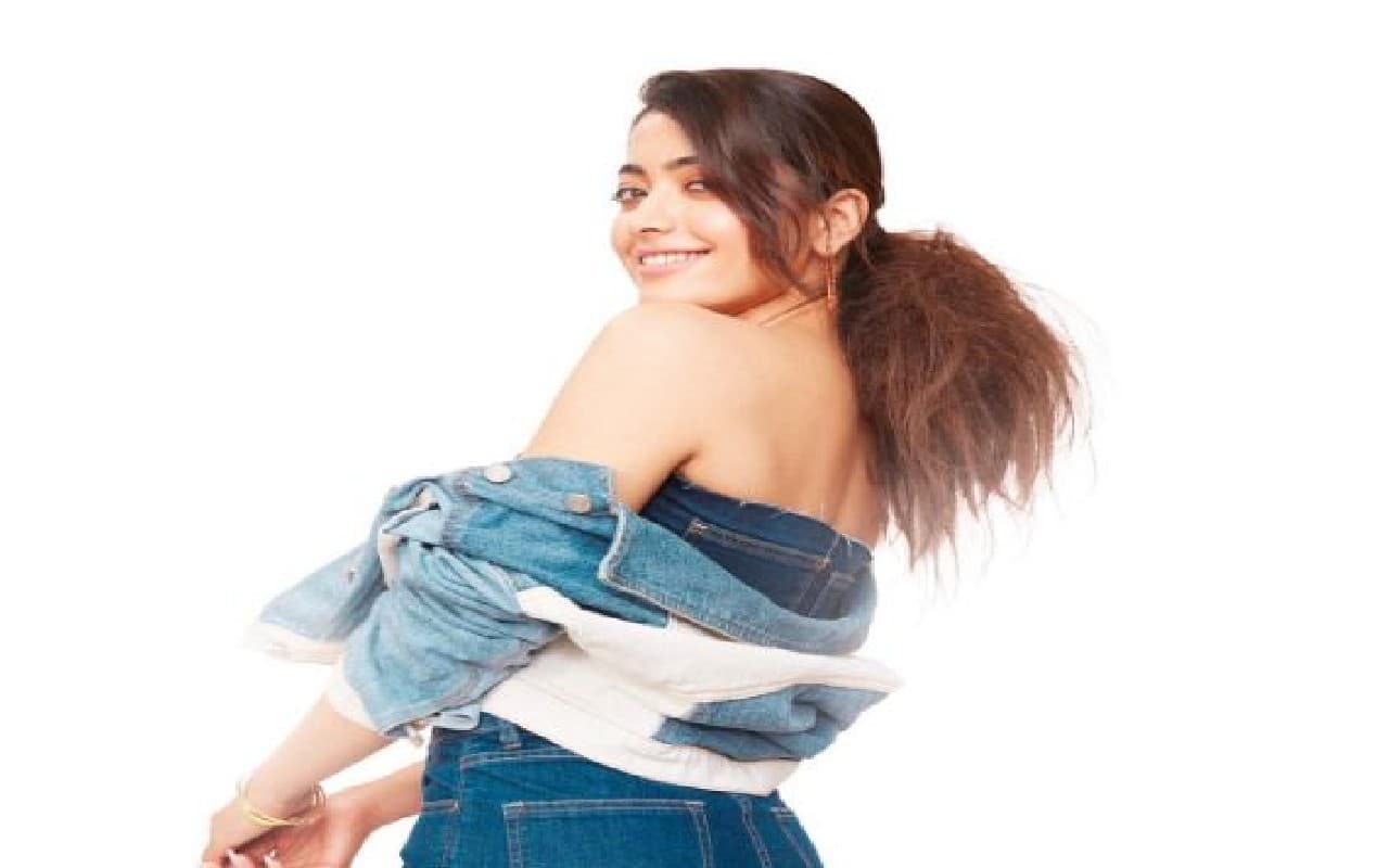 रश्मिका मंदाना ने मालदीव वेकेशन से शेयर की ग्लैमरस मिरर सेल्फी, तसवीर देख फैंस बोले-विजय कहां पर है...