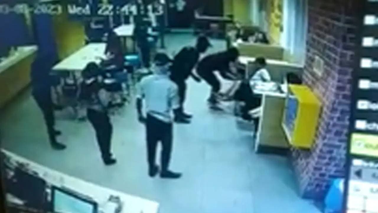 हैदराबाद के फास्ट फूड रेस्तरां में खाना खा रहा था बच्चा, चूहे ने काटा, FIR दर्ज