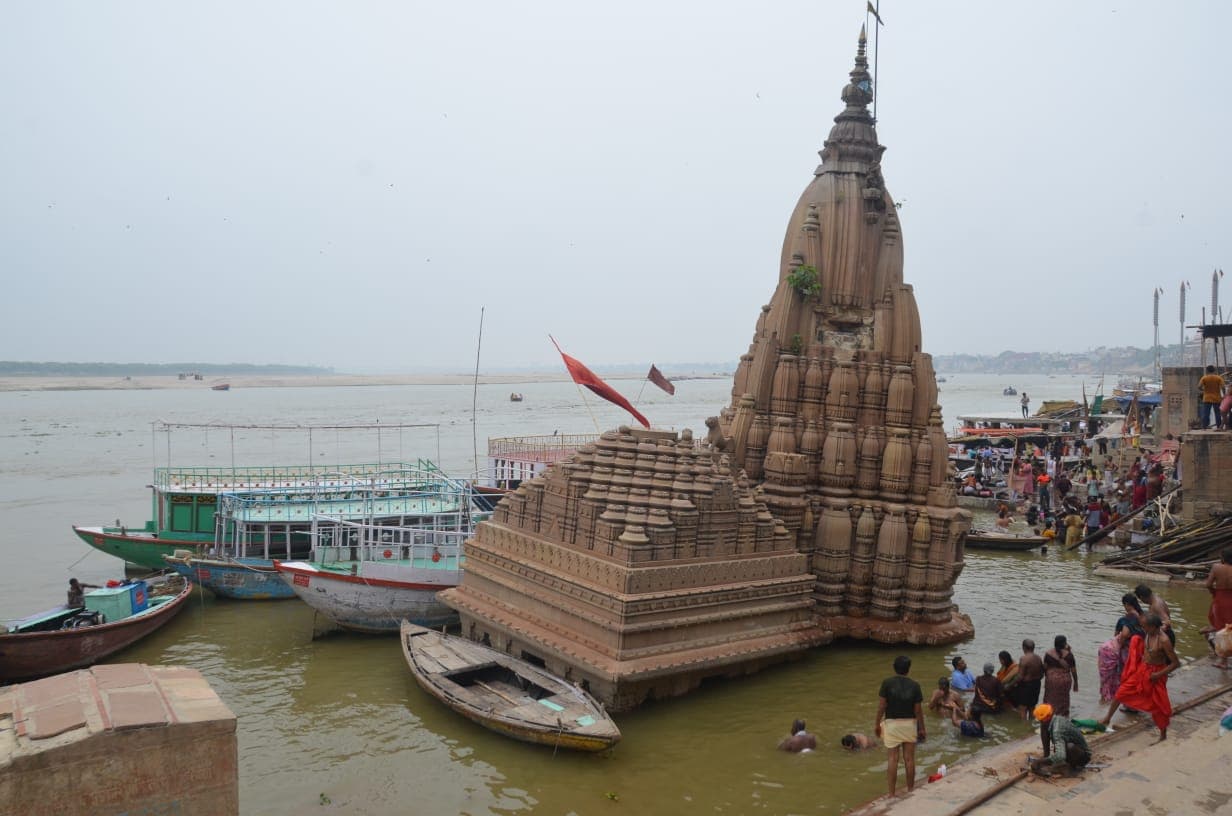 वाराणसी का रत्‍नेश्‍वर महादेव मंदिर 400 साल से 9 डिग्री के एंगल पर है झुका, सावन में यहां नहीं चढ़ता जल