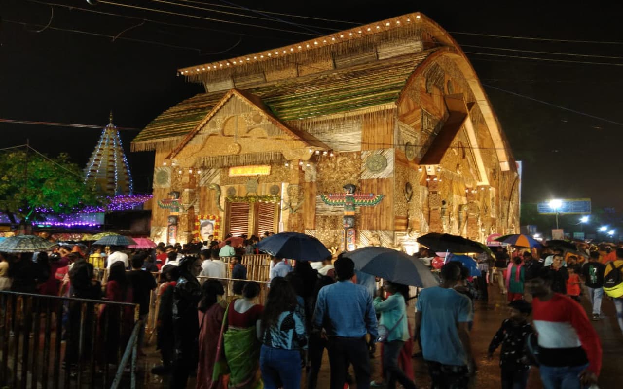 Durga Puja: रांची में बारिश भी नहीं रोक पा रही भक्तों के कदम, पंडालों में उमड़ने लगी भीड़, देखें Pics