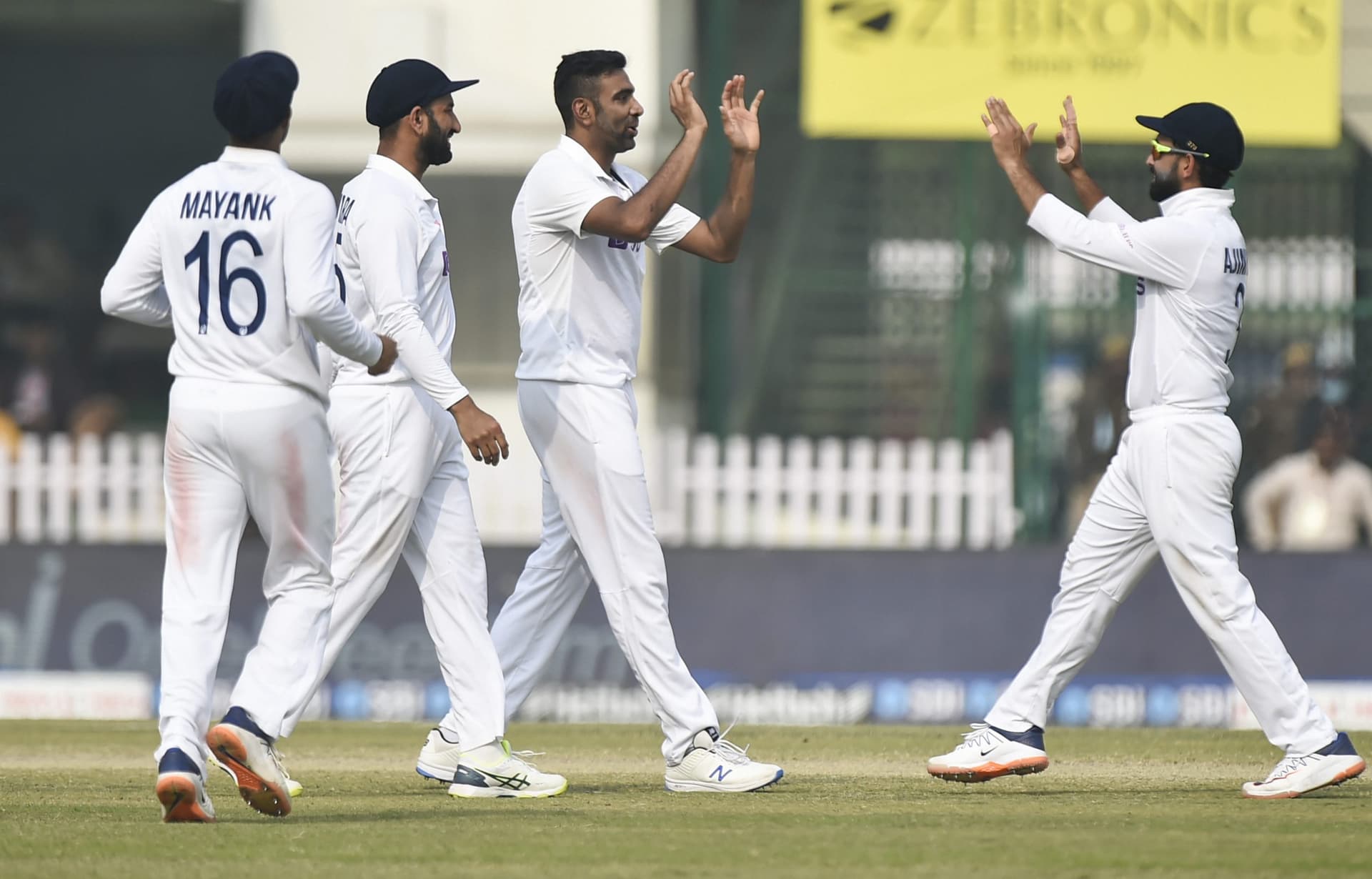 India vs New Zealand: राहुल द्रविड़ ने रविचंद्रन अश्विन को बताया मैच विजेता, तीसरे सफल गेंदबाज बनने पर दी बधाई India vs New Zealand: राहुल द्रविड़ ने रविचंद्रन अश्विन को बताया मैच विजेता, तीसरे सफल गेंदबाज बनने पर दी बधाई