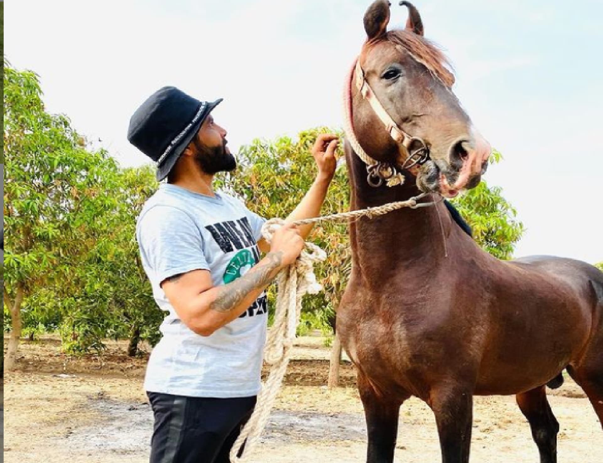 सर जडेजा का 'Cowboy Look' देखकर फैंस भी हैरान, बायो-बबल में शामिल होते ही रविन्द्र जडेजा का दिखा अलग अंदाज