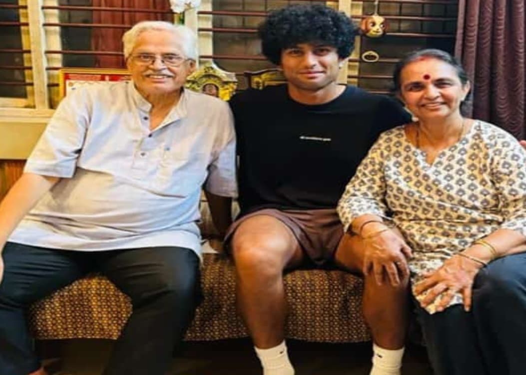 सेमीफाइनल से पहले रचिन रविंद्र अपने पैतृक घर बेंगलुरु पहुंचे, दादी ने उतारी नजर, देखें वीडियो