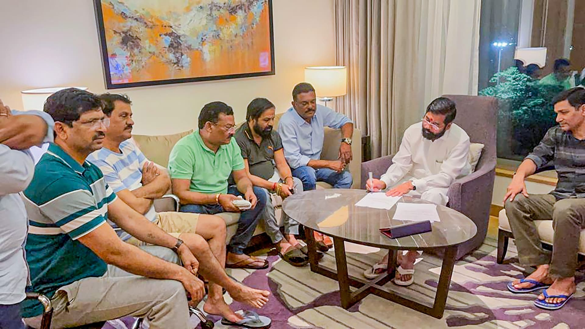 Maharashtra Crisis: गुवाहाटी में शिंदे गुट की बढ़ी परेशानी, होटल की बुकिंग खत्म, 2 दिनों की मांगी मोहलत