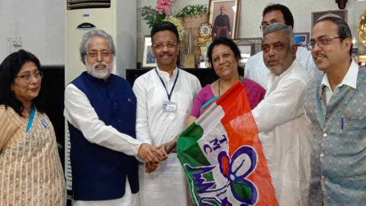 पश्चिम बंगाल में नगर निगम चुनाव से पहले माकपा पार्षद तृणमूल कांग्रेस में शामिल