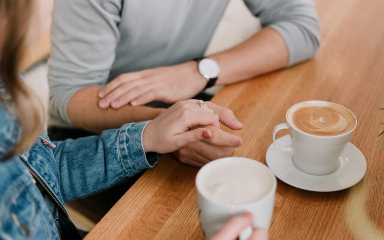 Relationship Tips: झूठ बोलने से लेकर बेईमानी करने तक, आपका पार्टनर दोहरा रहा ये गलतियां तो न करें इग्नोर