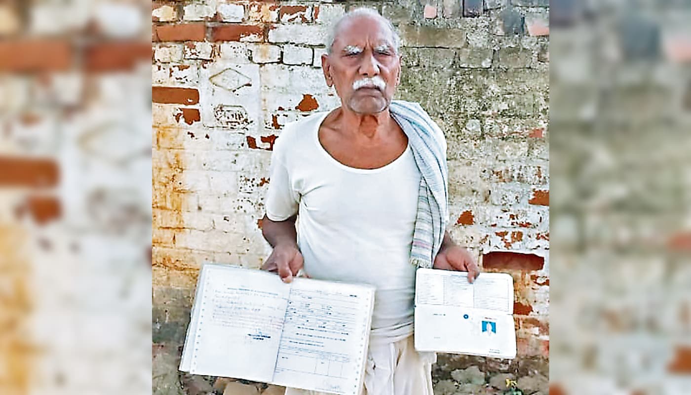 ‘मरने’ के बाद पेंशन के लिए सरकारी कार्यालय के चक्कर लगा रहे रिटायर्ड टीचर प्रयाग तांती