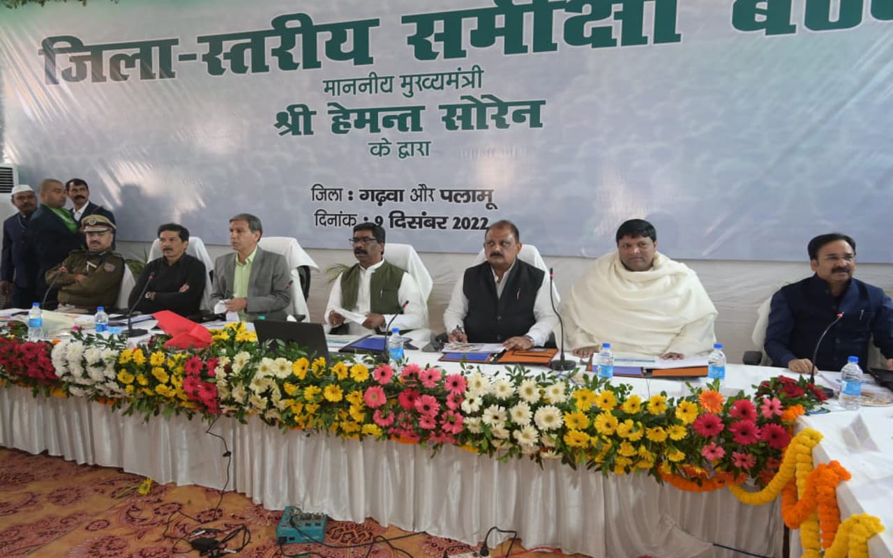 जनहित की योजनाओं को लोगों तक पहुंचाने में पदाधिकारी बनें जिम्मेवार : CM हेमंत सोरेन