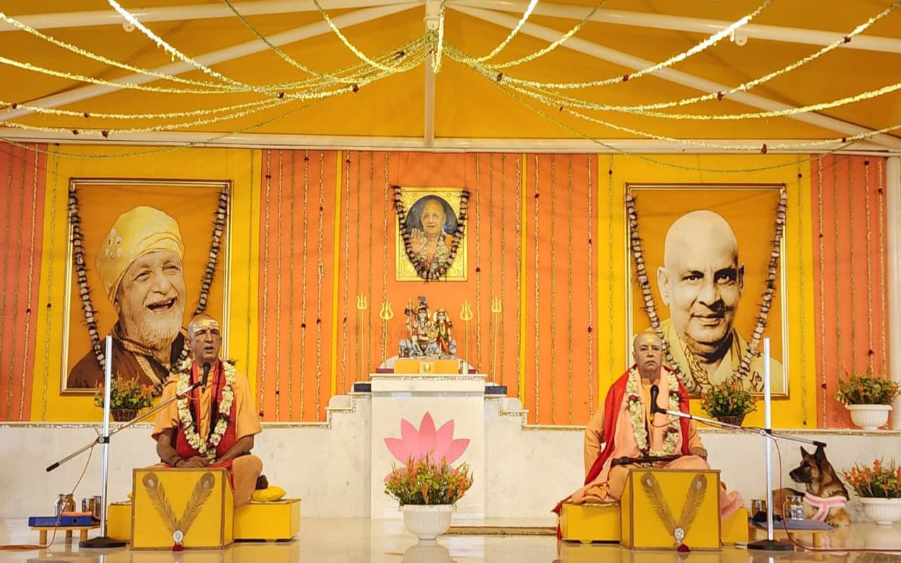 देवघर के रिखियापीठ में बोले स्वामी निरंजनानंद- मन को शांत करने का सुंदर तरीका है प्रेम