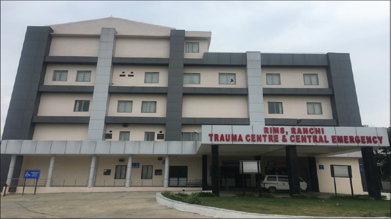 झारखंड के सबसे बड़े हॉस्पिटल रिम्स के ट्रॉमा सेंटर में पैसा लेकर बेड दिलाने का मामला सोशल मीडिया में वायरल, CM हेमंत हुए सख्त, दिये जांच के आदेश