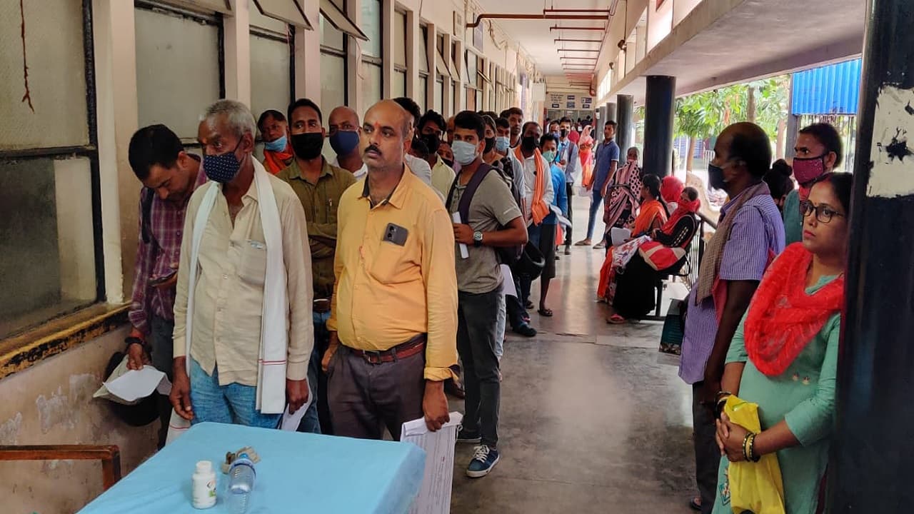 Common Man Issues : RIMS में सर्वर डाउन, पर्ची कटवाने के लिए घंटों लाइन में खड़े रहे मरीज,  बढ़ी परेशानी