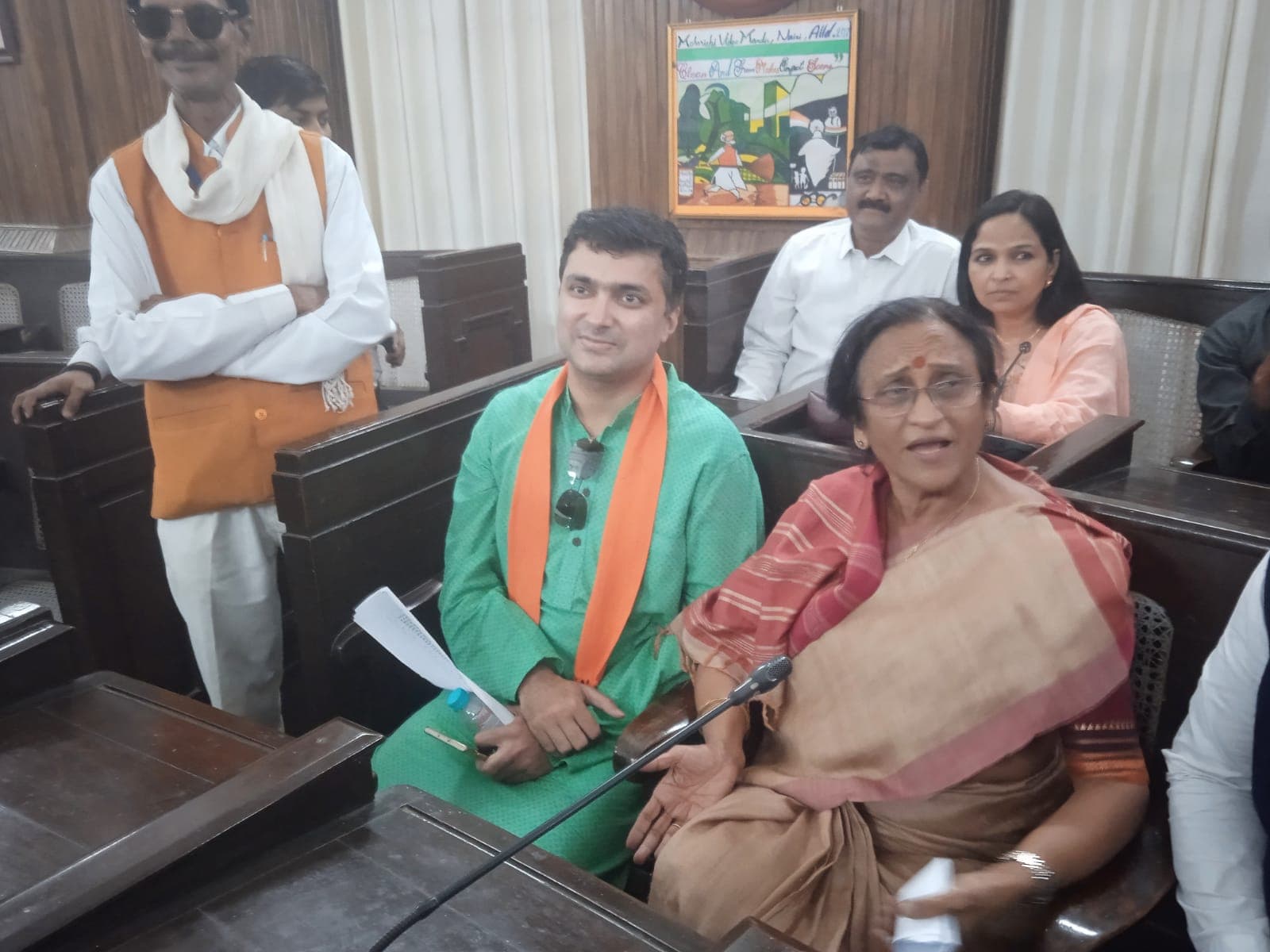 अटलजी के बगल से अपनी तस्वीर गायब देख भड़कीं सांसद रीता बहुगुणा जोशी, बोलीं-मरे लोगों की फोटो एक किनारे लगाओ