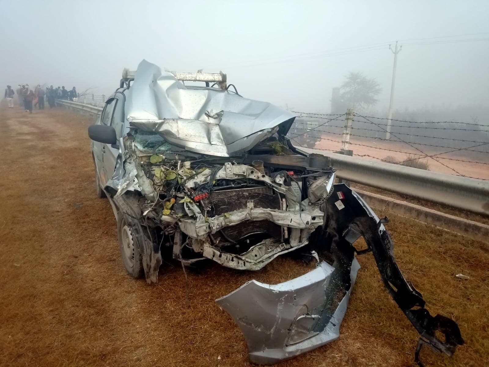 Mathura News: घने कोहरे ने किया कन्फ्यूज, यमुना एक्सप्रेसवे पर लगातार भिड़ती गईं गाड़ियां, देखें तस्वीरें