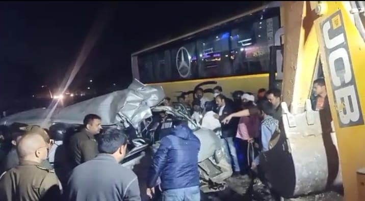 Agra News: सेल्फी प्वाइंट पर बस और कार की जोरदार टक्कर में 2 की मौत, देर से आई एंबुलेंस तो बढ़ी नाराजगी