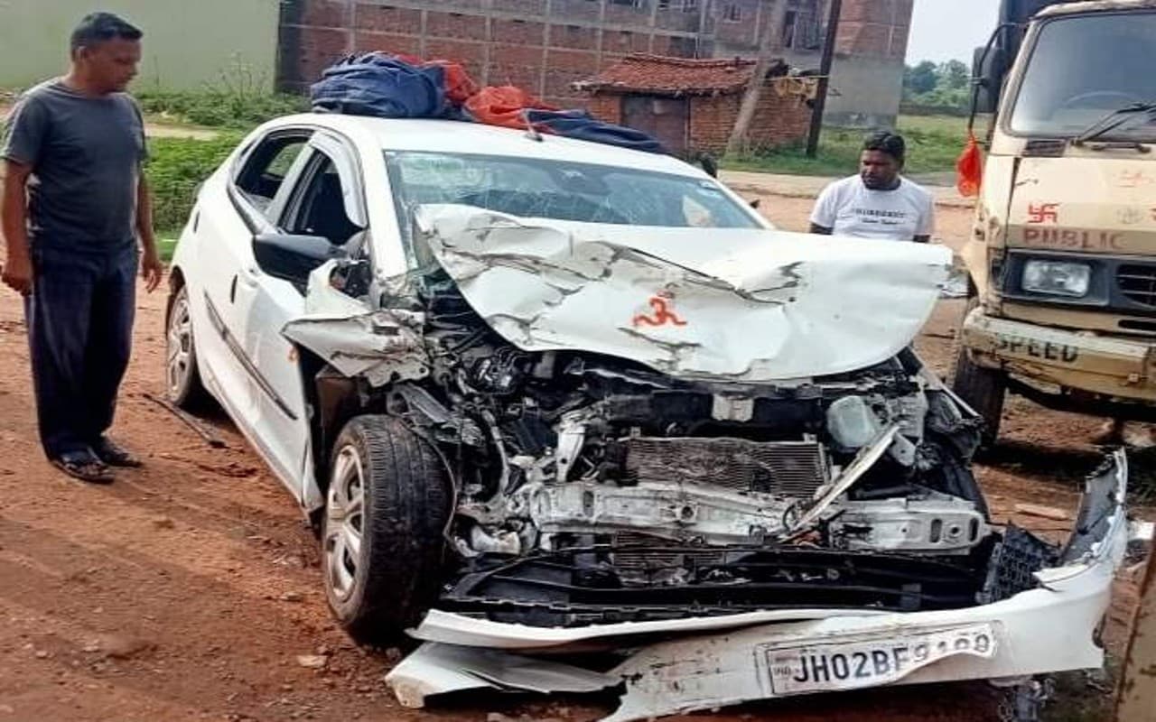 गिरिडीह के गांडेय में तेज रफ्तार कार ने खड़े वाहन में मारा धक्का, एक की मौत