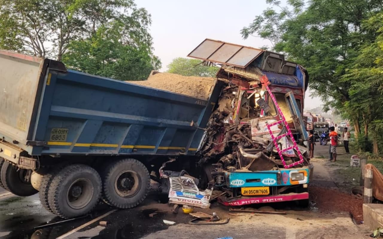 झारखंड : हाइवा-ट्रक की सीधी टक्कर में दो की मौत, वाहनों के उड़े परखच्चे