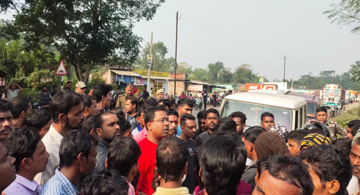 Jharkhand News: सरायकेला के चौका-कांड्रा मुख्य मार्ग पर ट्रक ने छात्र को कुचला,ग्रामीणों ने घंटो किया सड़क जाम