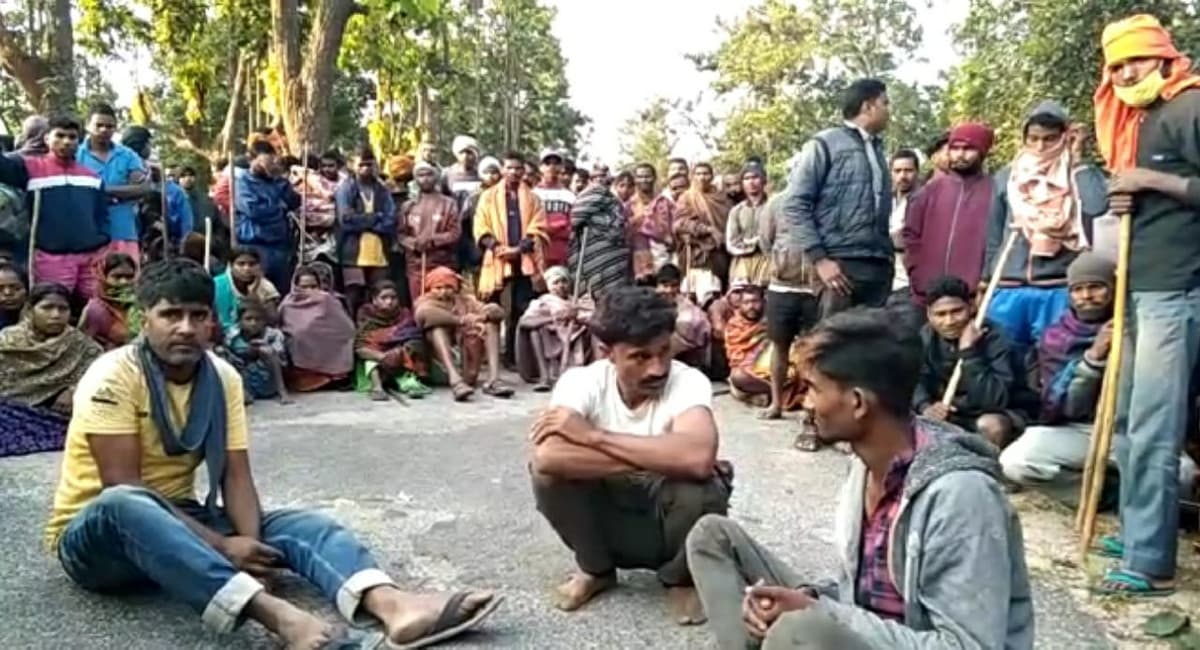 छत्तीसगढ़ के रास्ते गुमला में होती पशु तस्करी, ग्रामीणों ने 3 पशु तस्करों को पकड़कर घंटों किया सड़क जाम