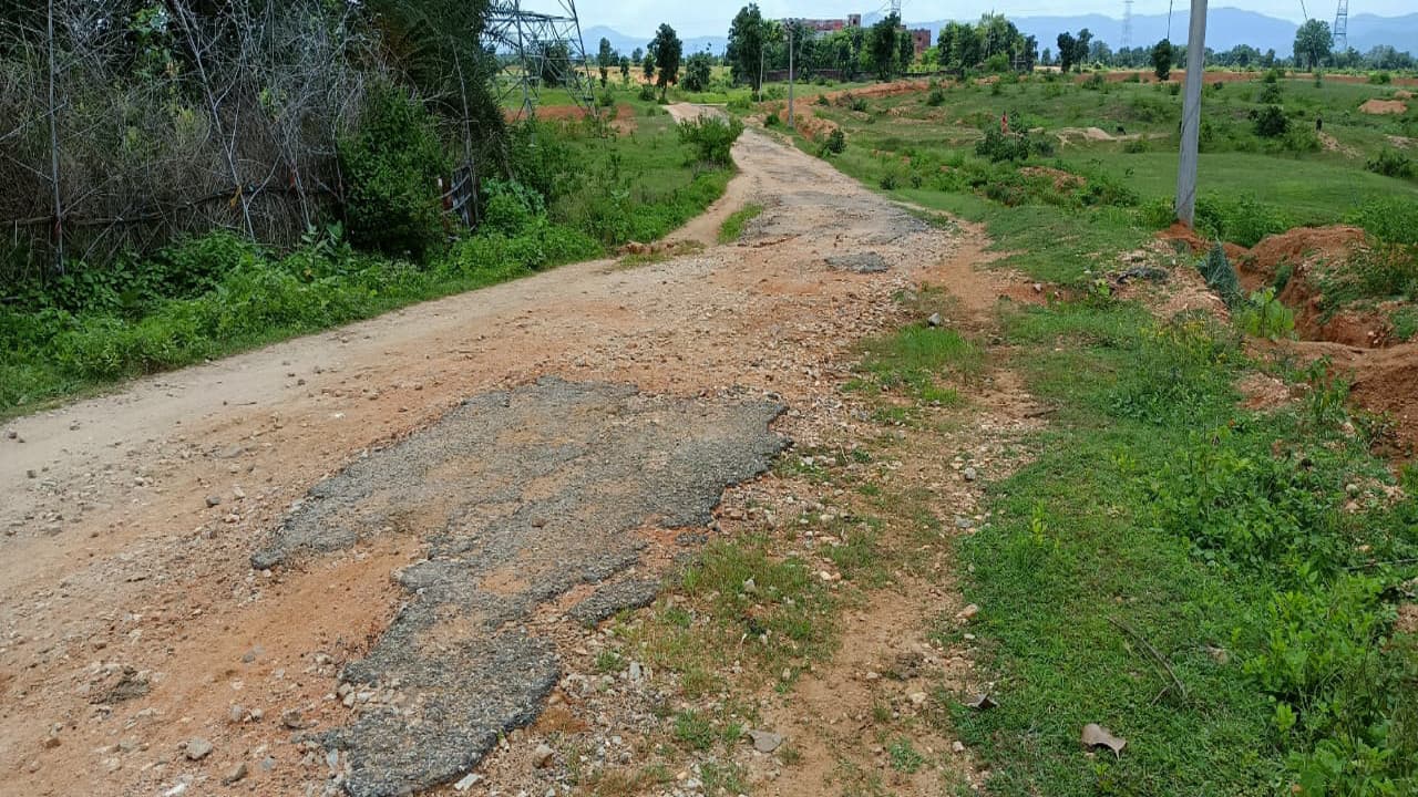 लातेहार में कस्तूरबा व नवोदय विद्यालय को जोड़ने वाली सड़क का नामोनिशान मिटा, बारिश में चलना हुआ दूभर