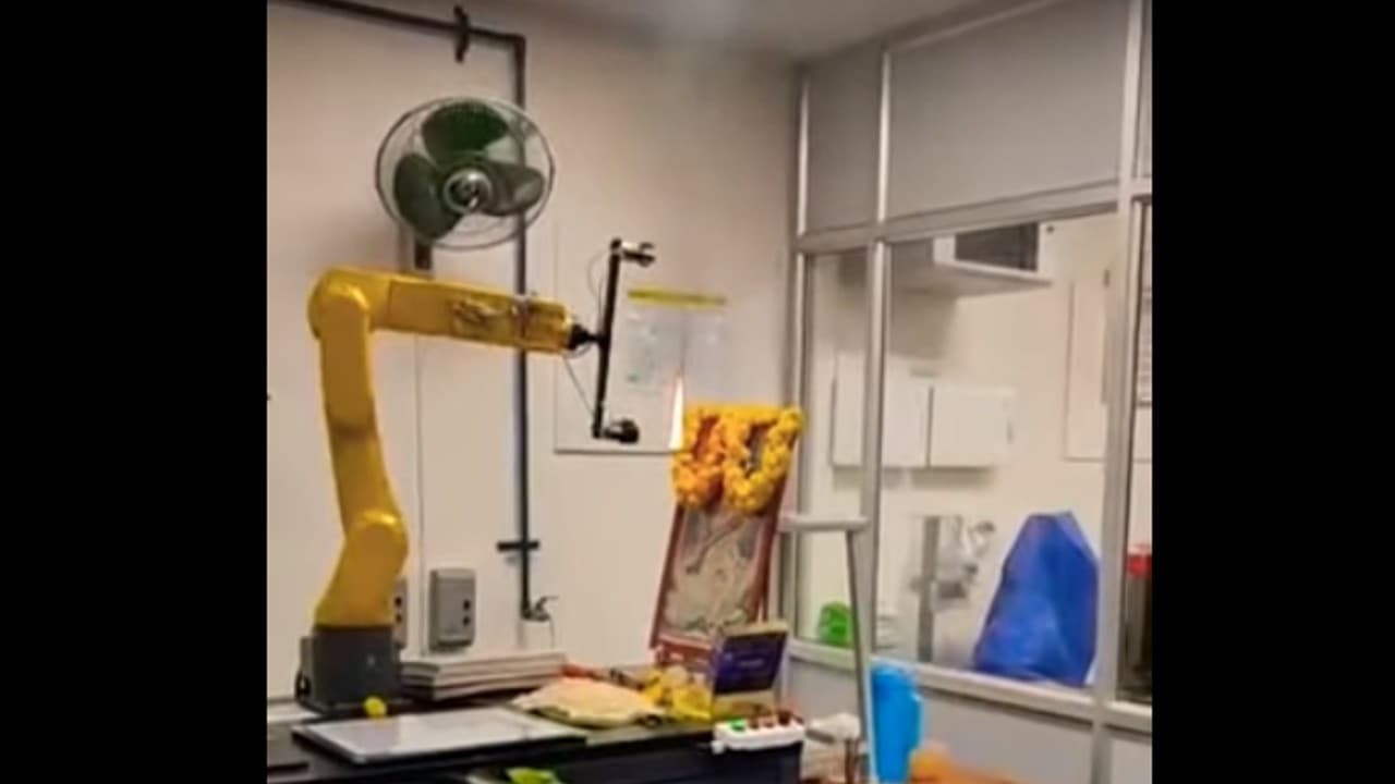 VIT वेल्लोर में नवरात्रि में रोबोट ने ऐसे की आयुध पूजा, सोशल मीडिया पर वीडियो वायरल