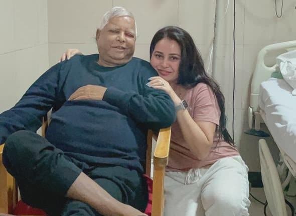 राजद सुप्रीमो लालू यादव पहुंचे सिंगापुर, एयरपोर्ट पर बेटी रोहिणी ने किया वेलकम