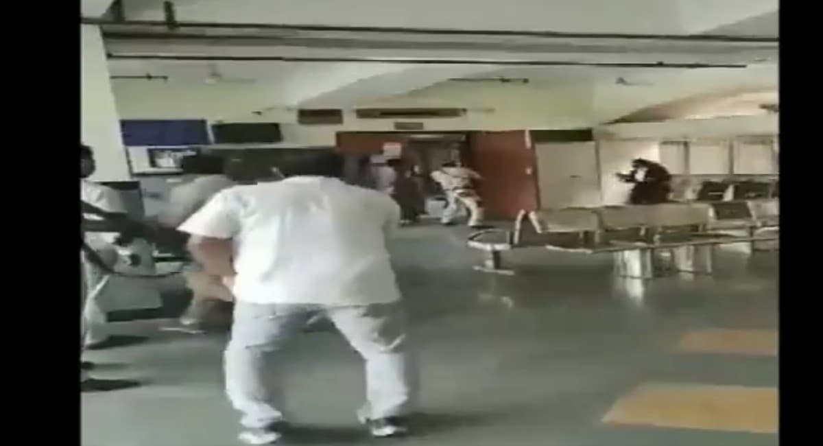 Delhi Court Shootout: दिल्ली के रोहिणी कोर्ट में गैंगवार, कुख्यात अपराधी जितेंद्र गोगी समेत 3 की मौत, Video