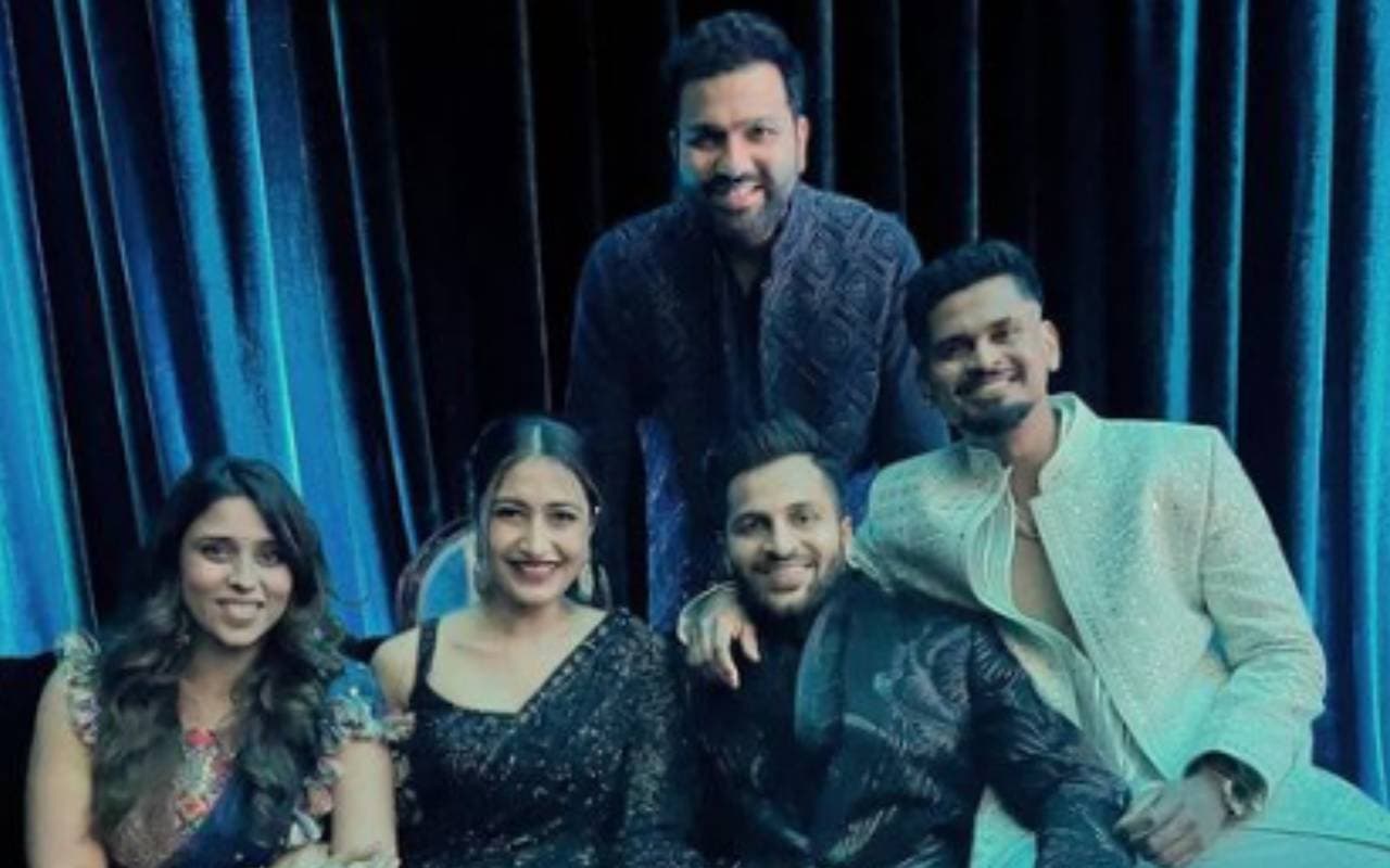 'दूल्हे' शार्दुल ठाकुर के साथ रोहित शर्मा, पत्नी रितिका सजदेह और धनश्री वर्मा ने खिंचायी तस्वीर, देखें फोटो