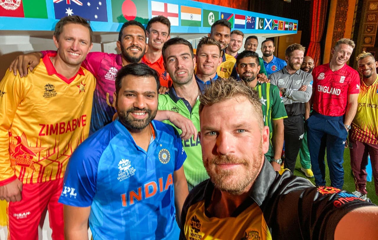 रोहित शर्मा और उनके साथियों ने मोबाइल पर देखा महिला टीम का मैच, फोटो सोशल मीडिया पर वायरल