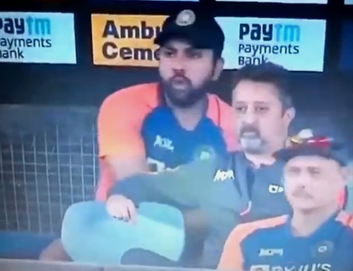 IND vs ENG 2nd T20I: तो क्या मैच के दौरान छुपकर बड़ा पाव खा रहे थे रोहित शर्मा, VIDEO हो रहा है वायरल IND vs ENG 2nd T20I: तो क्या मैच के दौरान छुपकर बड़ा पाव खा रहे थे रोहित शर्मा, VIDEO हो रहा है वायरल