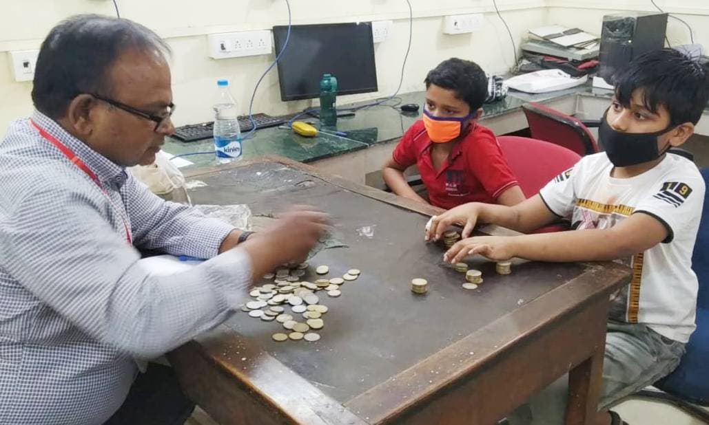 दो भाइयों ने जन्मदिन नहीं मना कर गुल्लक के 9606 रुपये मुख्यमंत्री राहत कोष में समर्पित किये, 14 अप्रैल को था नन्हें दानवीरों का जन्मदिन